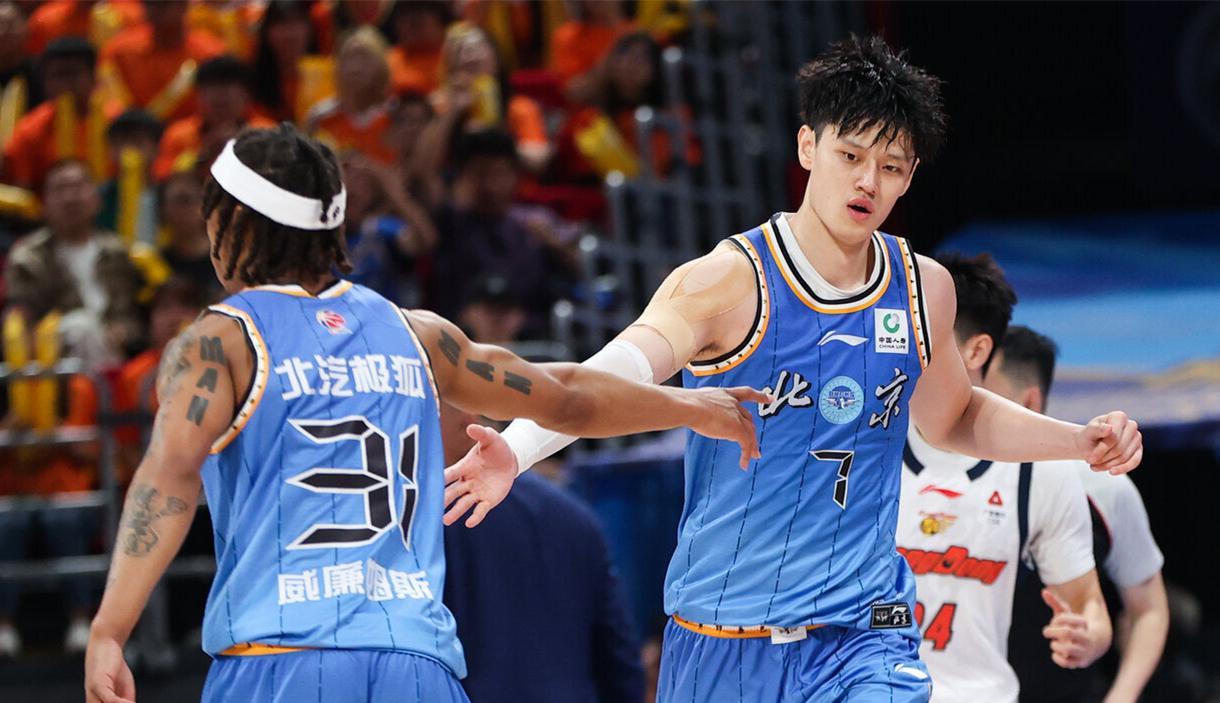 九游电脑版-泪目！中国男篮23岁2米06王牌372天复活：轰23分+5记三分冲冠